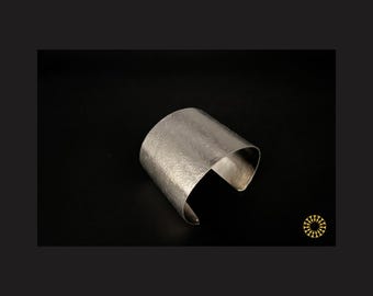 Let this cuff take center stage by wearing it alone or pair it with with other items from the Belshazar earrings collection!