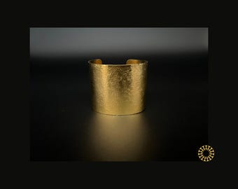 Let this cuff take center stage by wearing it alone or pair it with with other items from the Belshazar earrings collection!