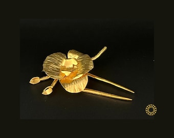 This nature-inspired gold orchid hair pin is a 24k artisan-crafted statement piece perfect for a modern bride. Its simply breathtaking!
