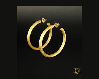 Elevate your everyday "total look" with these chunky hoops. Designed to make a statement, these earrings offer a matt in lightweight brass.