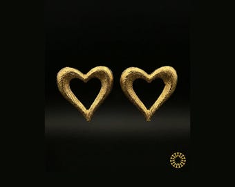 It is a simple and high end handcrafted earrings. It is designed from lightweight brass for every occasion.
