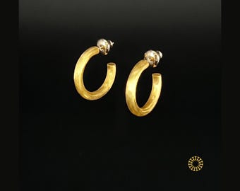 Elevate your everyday "total look" with these simple hoops. Designed to make a statement, these earrings offer a matt in lightweight brass.
