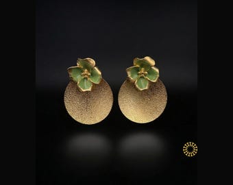 Meticulously handcrafted from lightweight brass, this 24K gold-plated piece offers the fresh floral look you wear it for every day.
