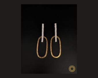 The look is a blend of modern minimalism and bohemian luxury. The contrast between the sparkling line at the top and the fluid is amazing.