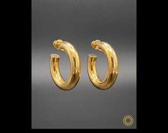 Elevate your everyday "total look" with these chunky hoops. Designed to make a statement, these earrings offer a shiny in lightweight brass.