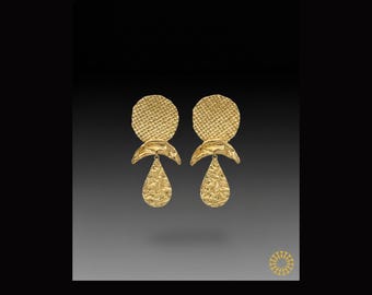 That is a classic, cohesive approach to styling. Meticulously handcrafted from lightweight brass and 24k gold-plated pieces.