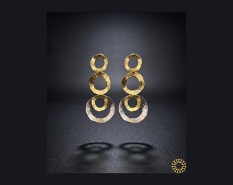 The graduating sizes of the circles create a balanced, elongated look that draws the eye downward.  A great choice for all occasions.