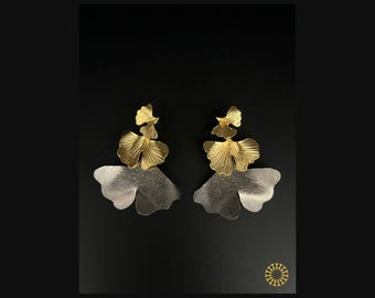 These statement earrings feature a sophisticated, nature-inspired design that attract the attention of your look.