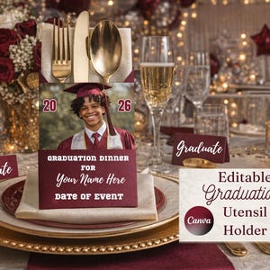 Puede incluir: Una mesa con temática de graduación. La pieza central incluye una foto de un graduado y el texto "Cena de graduación para su nombre aquí Fecha del evento". También se ven utensilios dorados y una tarjeta de lugar "Graduado".
