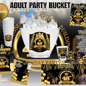 Può includere: Un set di secchiello per feste per adulti con un tema nero e oro. Il set include un secchiello trasparente con ghiaccio, bottiglie d'acqua, bottiglie di tequila, bicchieri, sacchetti di patatine, bicchierini e banner per feste. Il testo recita "Adult Party Bucket".