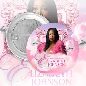 Peut inclure: Un bouton rond argenté avec une épingle. Le bouton présente une femme aux cheveux noirs et une écharpe rose à plumes. Le texte "In Loving Memory of Elizabeth Johnson" est également présent.
