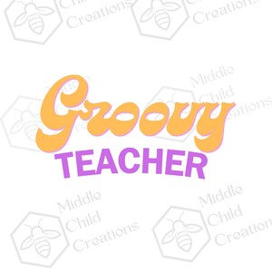 Könnte beinhalten: Der Text "Groovy Teacher" in Orange mit rosa Umrandung. Der Text ist in einem Retro-Schriftart-Stil. Der Hintergrund ist weiß mit einem sich wiederholenden Muster aus grauen Sechsecken mit einer Biene in jedem Sechseck.