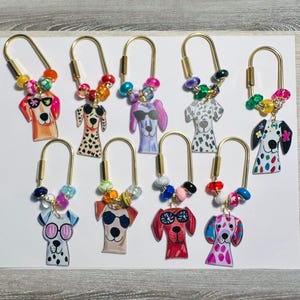 Portachiavi a forma di cane in ottone dorato, con moschettone ovale di sicurezza, ideale come ciondolo per borsetta, con perline di vetro e ciondolo in acrilico.