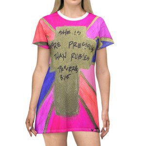 Sie ist wertvoller als Rubine Cross T-Shirt Kleid | Christliche Schriftkunst