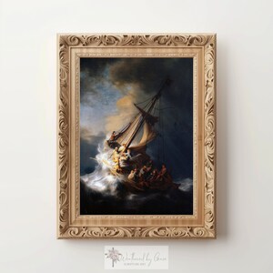 Könnte beinhalten: Ein gerahmter Druck eines Gemäldes, das ein Boot in einem Sturm zeigt. Das Kunstwerk zeigt ein Boot mit mehreren Figuren, das sich unter einem dunklen, bewölkten Himmel gegen raue Wellen wehrt. Der Rahmen ist hellbraun mit kunstvollen Schnitzereien.