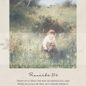 K&ouml;nnte beinhalten: Eine Vintage-Illustration eines jungen M&auml;dchens in roter M&uuml;tze und Kleid, das auf einem Feld mit Wildblumen spielt. Der Text "Spr&uuml;che 22:6" und "Erziehe den Knaben in der Richtung, die er gehen soll, so wird er auch im Alter nicht davon abweichen." ist unter dem Bild gedruckt.