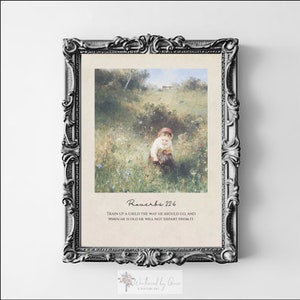 K&ouml;nnte beinhalten: Ein druckbarer Kunstdruck mit einer Vintage-Illustration eines jungen M&auml;dchens auf einem Blumenfeld. Der Druck enth&auml;lt den Bibelvers Sprichw&ouml;rter 22,6: "Erziehe den Knaben in der Richtung, die er gehen soll, so wird er auch im Alter nicht davon abweichen."