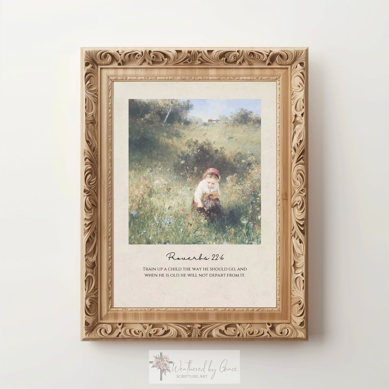 K&ouml;nnte beinhalten: Ein gerahmter Druck mit einer Vintage-Illustration eines jungen M&auml;dchens in einem roten Hut, das auf einem Feld mit Wildblumen steht. Der Druck enth&auml;lt den Text "Spr&uuml;che 22:6 Erziehe den Knaben in der Weise, die er gehen soll, so wird er auch im Alter nicht davon abweichen." und den Text "Weathered by Grace Scripture Art".