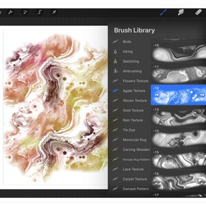 K&ouml;nnte beinhalten: Die Benutzeroberfl&auml;che eines digitalen Kunstprogramms zeigt ein farbenfrohes abstraktes Design auf einer wei&szlig;en Leinwand. Das Bedienfeld "Brush Library" ist ge&ouml;ffnet und zeigt verschiedene Texturoptionen, darunter "Agate Texture", blau hervorgehoben. Das Kunstwerk hat Rot-, Gelb- und Braunt&ouml;ne.