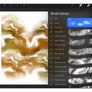 K&ouml;nnte beinhalten: Eine digitale Kunstprogrammoberfl&auml;che, die eine wei&szlig;e Leinwand mit einem wirbelnden, abstrakten Design in Gold-, Braun- und Wei&szlig;t&ouml;nen zeigt. Das Panel "Pinselbibliothek" zeigt verschiedene Texturoptionen, darunter "Agate Texture" und "Gold Texture".