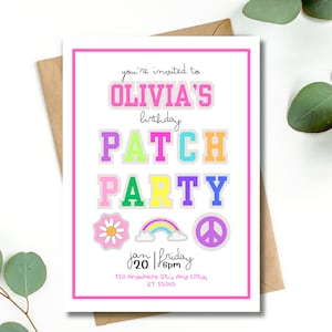 Op de afbeelding: Een roze, witte en regenboogkleurige verjaardagsuitnodiging voor Olivia's Patch Party. De uitnodiging bevat een bloem, regenboog en vredesteken. Het feest is op 20 januari om 18:00 uur in de 123 Anywhere St., Any City, ST 12345.
