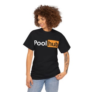 Peut inclure: Un t-shirt noir avec un graphisme blanc du texte "Poolhub" dans une boîte orange.