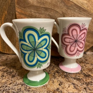Set/2 Solaris by Elena Vintage Pedestal Mugs
