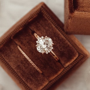 2 CT Oval Moissanite Engagement Ring Unique Halo Wedding Ring 14K Solid Gold Ring Bridal Jewelry Ring for Women Propose Ring Promise Ring