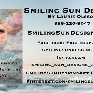 K&ouml;nnte beinhalten: Eine Visitenkarte f&uuml;r Smiling Sun Designs von Laurie Olsson. Die Karte zeigt eine Vintage-Illustration einer l&auml;chelnden Sonne mit einem menschlichen Gesicht. Der Text auf der Karte enth&auml;lt den Firmennamen, die Website, die Telefonnummer und die Social-Media-Handles.