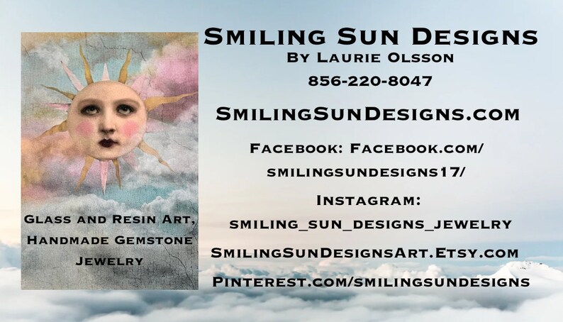 K&ouml;nnte beinhalten: Eine Visitenkarte f&uuml;r Smiling Sun Designs von Laurie Olsson. Die Karte zeigt eine Vintage-Illustration einer l&auml;chelnden Sonne mit einem menschlichen Gesicht. Der Text auf der Karte enth&auml;lt den Firmennamen, die Website, die Telefonnummer und die Social-Media-Handles.