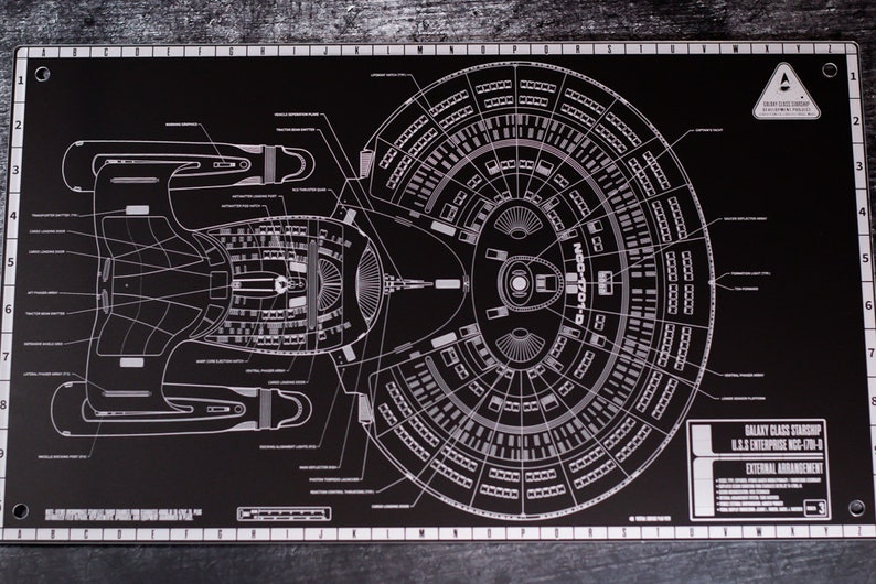 U.S.S Enterprise NCC-1701-D auf Acryl / Technische Zeichnung / Blueprint Lasergraviert mit Wandbefestigung Bild 4