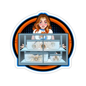 Könnte beinhalten: Eine Frau mit langen roten Haaren steht hinter einer Vitrine aus Glas, die mit kleinen, runden Behältern gefüllt ist. Jeder Behälter enthält mehrere kleine, braune und weiße Kreaturen. Die Frau trägt ein blaues und weißes Hemd mit dem Text "Fire and Robotics" darauf.