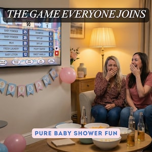 Puede incluir: Dos mujeres se r&iacute;en mientras ven un juego en una pantalla de televisi&oacute;n. La pantalla muestra un juego con categor&iacute;as tem&aacute;ticas de beb&eacute;s y puntuaciones. Una pancarta que dice "BABY" cuelga debajo del televisor. Tambi&eacute;n se ve el texto "THE GAME EVERYONE JOINS" y "PURE BABY SHOWER FUN".