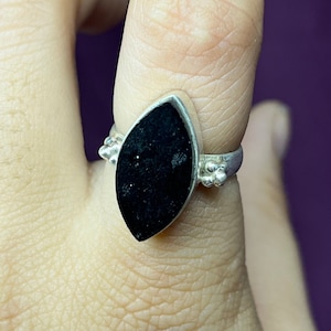 Anillo de turmalina negra natural, anillo de turmalina negra genuina, anillo de turmalina negra con forma de marquesa, anillo de plata con turmalina negra