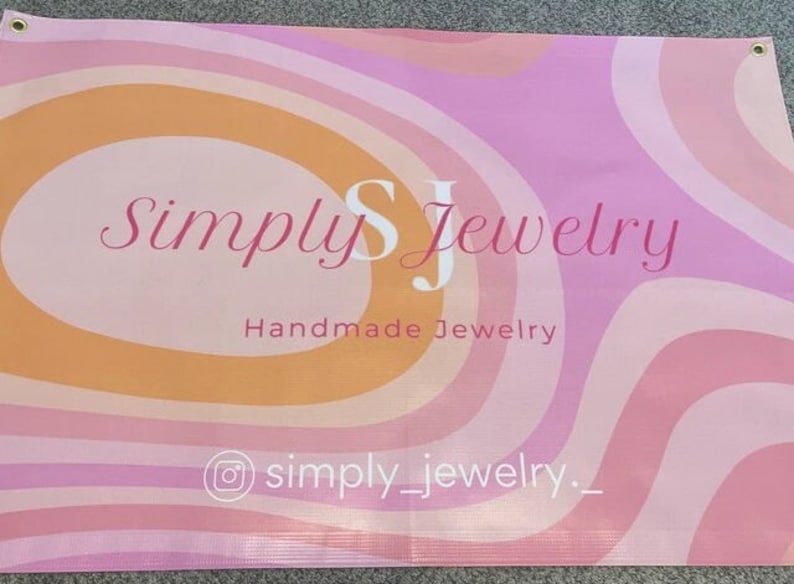 Pode incluir: Faixa de padr&atilde;o de redemoinho rosa e laranja com o texto "Simply SJ Jewelry" e "Handmade Jewelry". A faixa tamb&eacute;m inclui o &iacute;cone do Instagram e o texto "simply_jewelry_"