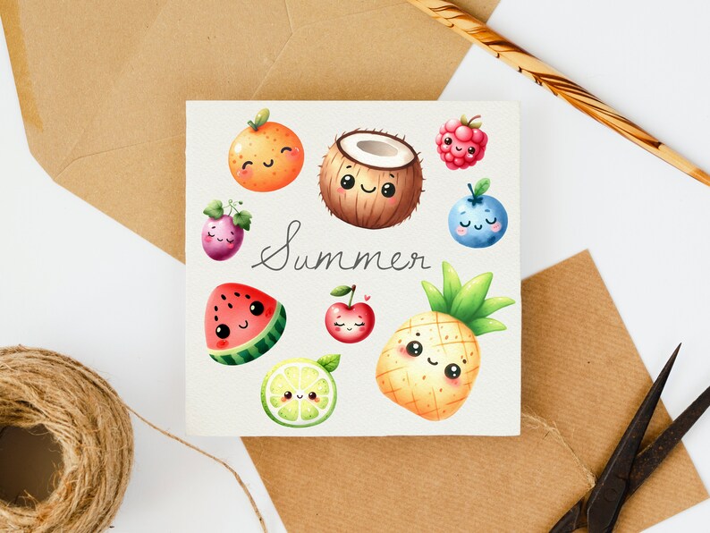 K&ouml;nnte beinhalten: Eine wei&szlig;e Karte mit dem Wort "Summer" in schwarzer Kursivschrift. Die Karte ist mit Comicbildern von verschiedenen Fr&uuml;chten verziert, darunter eine Wassermelone, eine Ananas, eine Kokosnuss, eine Limette, eine Orange, eine Kirsche, eine Blaubeere und eine Himbeere. Alle Fr&uuml;chte haben l&auml;chelnde Gesichter.