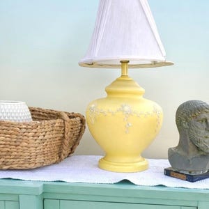 Lámpara de mesa de cristal amarillo con relieve floral, estilo tarro de jengibre, Hollywood Regency.