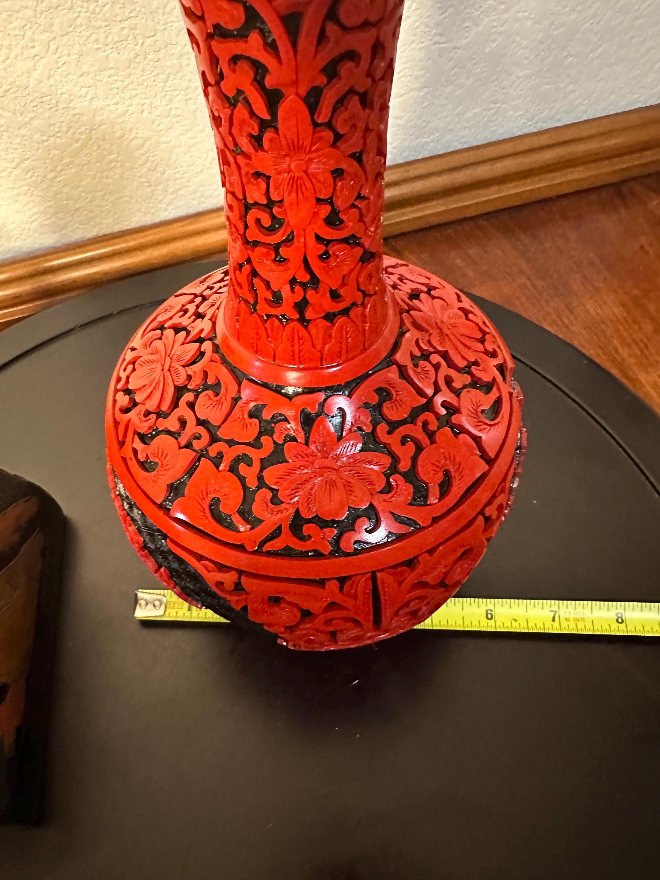 本物の彫刻が施された辰砂の花瓶、黒地に赤いディテール、10インチ