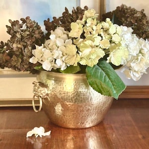 Maceta de latón martillado con forma de león guardián, perro Foo Shi y asas de anillo, 7 pulgadas.