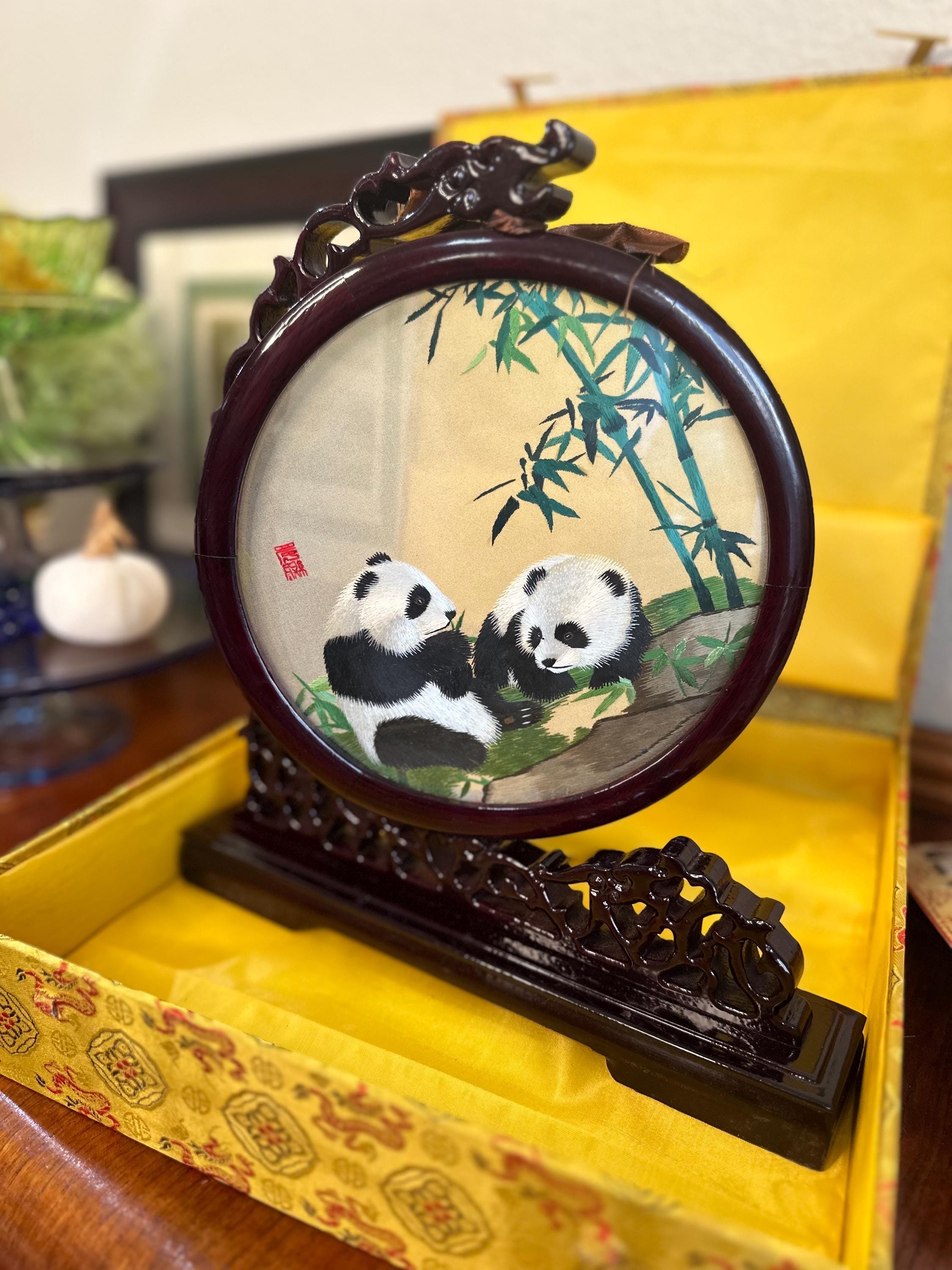 パンダの刺繍置物 木製フレーム 直径15cm Chinese Pandas Shu Silk Embroidery Carved Wood Circle Frame Dragon