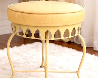 Gele make-upkruk, vintage smeedijzeren vintage ronde zitting met accent