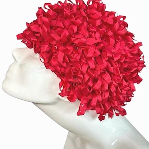 Sombrero de Joseph Magnin con lazo rojo y volantes, estilo mediados de siglo.