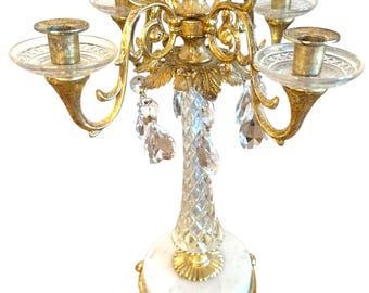 Columna candelabro de lucita de 5 brazos con base de mármol y detalles prismáticos en tono dorado.