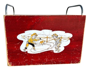 Jaren 50 speelgoedkist rood hout cowboy lasso scène westerse kinderkamer metalen handgrepen vintage
