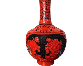 本物の彫刻が施された辰砂の花瓶、黒地に赤いディテール、10インチ