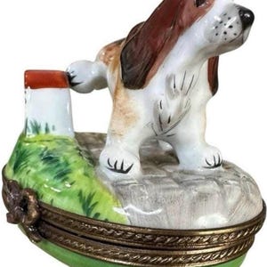 Basset Hound Peeing on Paris Milestone Limoges Box, Parry Vieille PV France