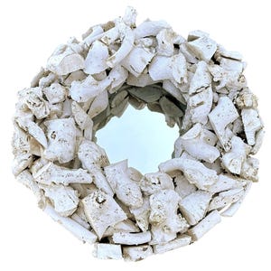 Peut inclure: Un miroir rond avec un cadre blanc texturé. Le cadre est composé de petits morceaux de forme irrégulière, créant une esthétique rustique et organique. La surface réfléchissante du miroir est visible au centre, entourée du cadre blanc. Idéal pour la décoration intérieure.