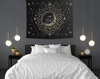 Gobelin przedstawiający nocne niebo z magicznymi grzybami