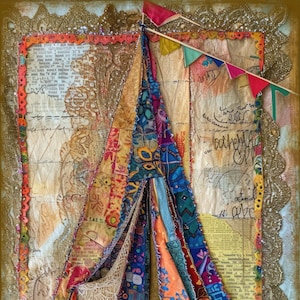 Puede incluir: Una obra de arte de collage de tela colorida con una forma de tienda de campaña en el centro. La tela está en capas y texturizada, con una variedad de patrones y colores. El fondo es un papel de purpurina dorado con un borde de encaje.