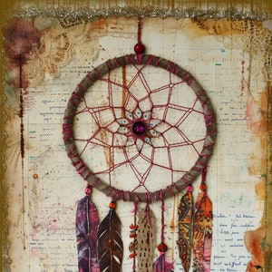 Op de afbeelding: Een bruine droomvanger met rode en witte touwtjes en veren die eraan hangen. De droomvanger bevindt zich op een achtergrond van oud papier met schrift en kant.